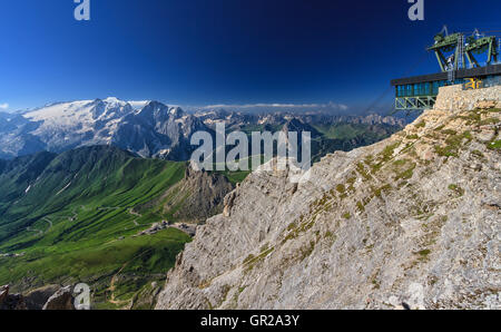 Dolomiti - Luftbild von Pordoijoch aus Sass Pordoi Halterung. Auf Hintergrund Mount Marmolada Stockfoto