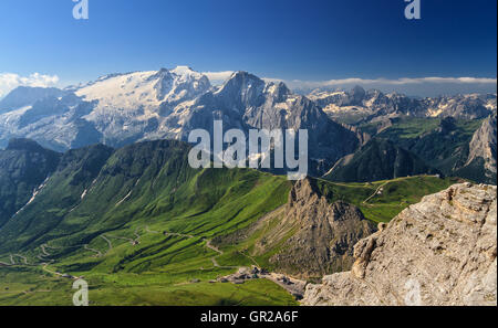 Dolomiti - Luftbild von Pordoijoch und Marmolada Halterung vom Sass Pordoi, Trentino, Italien Stockfoto