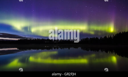 Nordlicht über einen See in Oulu, Finnland Stockfoto