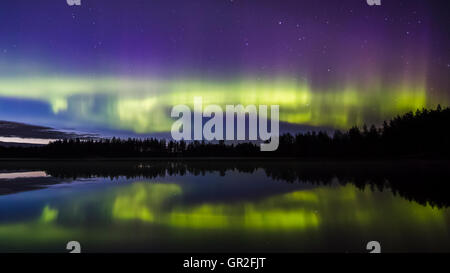 Nordlicht über einen See in Oulu, Finnland Stockfoto