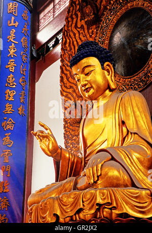 Hangzhou golden Sakyamuni Buddha im großen Saal des Lingyin Tempel Stockfoto