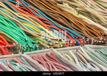 Bunte lecker Lakritz-Bonbons in Plastikbehältern. Süße Freude. Süßigkeiten-Szene. Süßwaren im Shop. Stockfoto