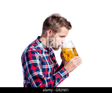 Hipster-Mann im Hemd mit Biertrinken, Studio gedreht Stockfoto