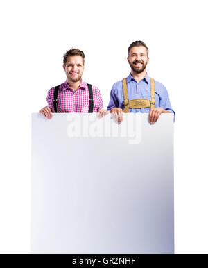 Herren Hipster in bayerischer Tracht, Studio gedreht Stockfoto