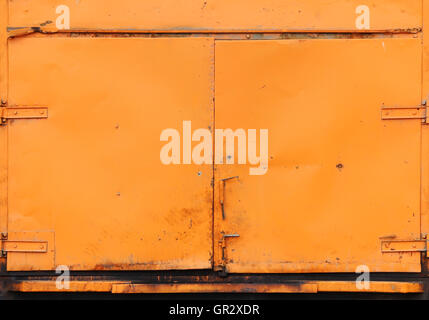 orangene Auto Tür Wasser Carter als Hintergrund. Stockfoto