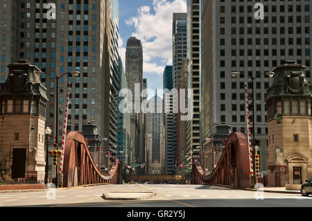 Straße von Chicago. Bild von LaSalle Street in Chicago downtown im Sunrise. Stockfoto