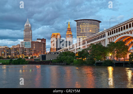 Cleveland. Bild von Cleveland downtown am blauen Dämmerstunde. Stockfoto