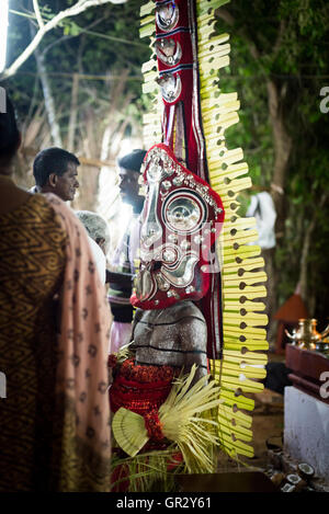 Theyyam Ritual vor einem Tempel in einem Dorf in der Nähe von Kannur, Kerala, Indien Stockfoto