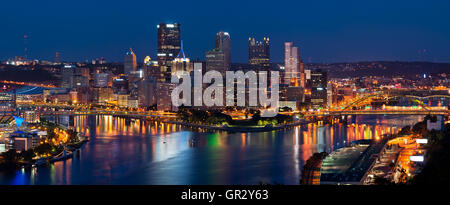 Pittsburgh skyline Panorama.. Panoramabild von Pittsburgh Skyline bei Nacht. Stockfoto