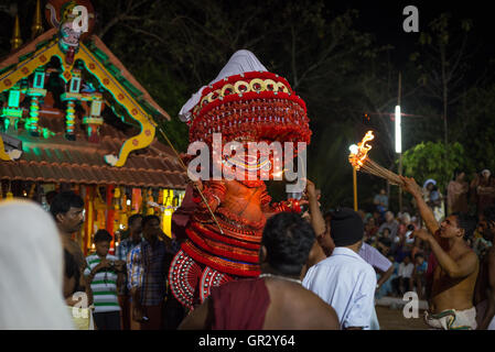 Theyyam Ritual vor einem Tempel in einem Dorf in der Nähe von Kannur, Kerala, Indien Stockfoto