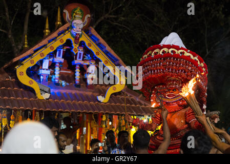 Theyyam Ritual vor einem Tempel in einem Dorf in der Nähe von Kannur, Kerala, Indien Stockfoto