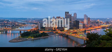 Pittsburgh Skyline Panorama. Panorama-Bild der Pittsburgh Skyline bei Nacht. Stockfoto