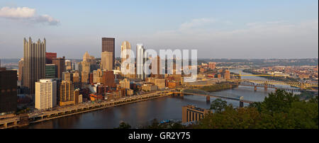 Pittsburgh. Bild der Innenstadt von Pittsburgh Skyline bei Sonnenuntergang. Stockfoto