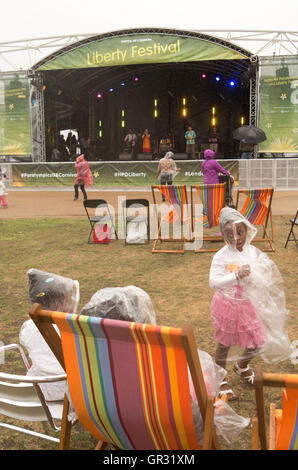 Eine spärliche Publikum Uhren ein Konzert auf dem Liberty-Festival im Olympiapark, London, England. Stockfoto