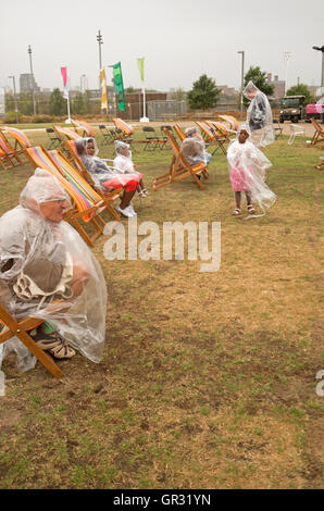 Audienz in Regenponchos auf dem nationalen Paralympics Day Liberty Festival im Olympic Park, London. Stockfoto