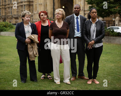 (links nach rechts) Jayne Hambleton, Soraya Rowlands, Julie Hambleton, Paul Bridgewater und Michelle Sealey, einige von den Angehörigen der 21 Opfer der IRA Birmingham Pub Bombenanschläge - in der Taverne in der Stadt und Mulberry Bush Pubs in der Nacht des 21. November 1974 - in Abingdon Street Gardens, Westminster, nach ihrer Begegnung mit Home Secretary Amber Rudd. Stockfoto