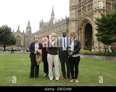 (links nach rechts) Jayne Hambleton, Soraya Rowlands, Julie Hambleton, Paul Bridgewater und Michelle Sealey, einige von den Angehörigen der 21 Opfer der IRA Birmingham Pub Bombenanschläge - in der Taverne in der Stadt und Mulberry Bush Pubs in der Nacht des 21. November 1974 - in Abingdon Street Gardens, Westminster, nach ihrer Begegnung mit Home Secretary Amber Rudd. Stockfoto