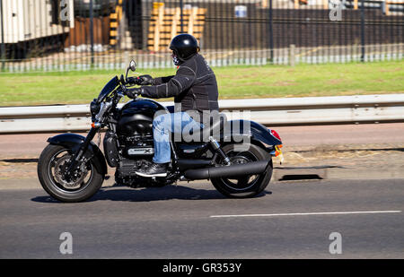 Ein Triumph Rocket X 2300cc drei-Zylinder Motorrad Reisen entlang der Kingsway West Schnellstraße in Dundee, Großbritannien Stockfoto