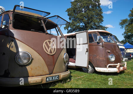 "Rat Look" senkte Splitscreen-VW Transporter an der Viva Skeg Vegas Classic VW Show, Revesby Park, Lincolnshire, UK. Stockfoto