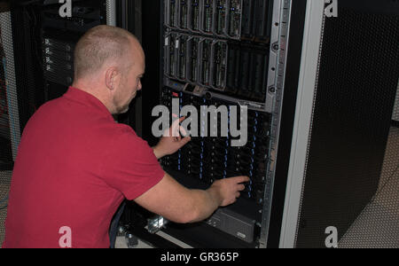 IT-Berater führt arbeiten in einem Rechenzentrum Stockfoto