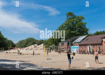 Sonnenbaden auf einer Düne an der Ostsee Seebad Selenogradsk, ex-Cranz, Gebiet Kaliningrad, Russland, Stockfoto