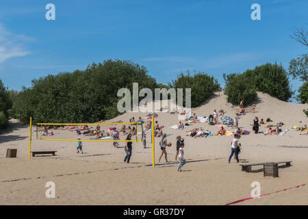 Sonnenbaden auf einer Düne an der Ostsee Seebad Selenogradsk, ex-Cranz, Gebiet Kaliningrad, Russland, Stockfoto