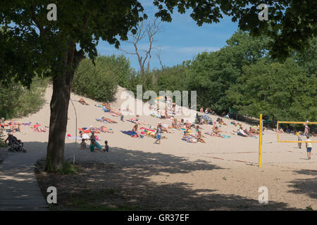 Sonnenbaden auf einer Düne an der Ostsee Seebad Selenogradsk, ex-Cranz, Gebiet Kaliningrad, Russland, Stockfoto