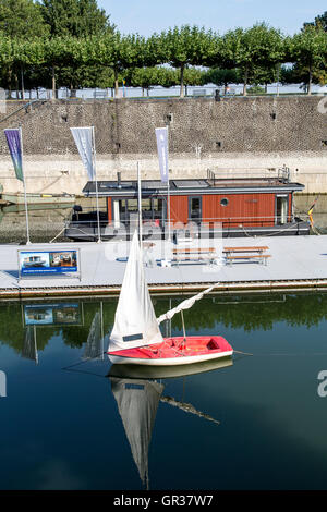 Hausboot, Demonstrationsmodell in der Marina im Medienhafen in Düsseldorf, der Rhein, die Firma Cruising Home, Stockfoto