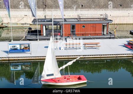Hausboot, Demonstrationsmodell in der Marina im Medienhafen in Düsseldorf, der Rhein, die Firma Cruising Home, Stockfoto