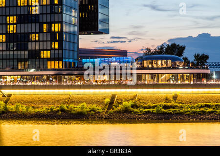 Der Medien Hafen, Düsseldorf, Deutschland, Binnenhafen Rhein, moderne Architektur in einem alten Hafen, Hyatt Regency Hotel Stockfoto