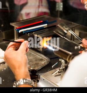 wandernden Handwerker, der das Glaswerk Stockfoto