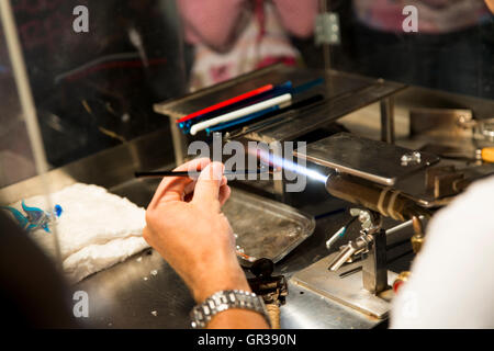 wandernden Handwerker, der das Glaswerk Stockfoto