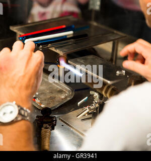 wandernden Handwerker, der das Glaswerk Stockfoto