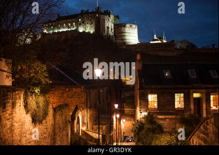 Edinburgh Castle beleuchtet in der Nacht und alten Gassen Stockfoto