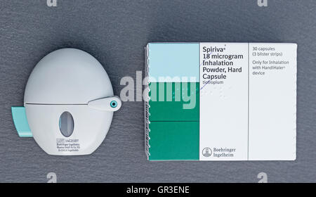 Ein Spiriva Inhalator als COPD Pflege Medizin verwendet. Stockfoto