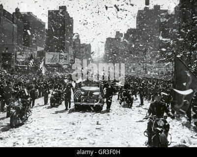 GENERAL DOUGLAS MacARTHUR (1880-1964) Konfetti-parade in New York 20. April 1951 Stockfoto