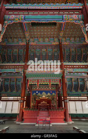 Im Inneren der Geunjeongjeon, der Thronsaal im Gyeongbokgung Palace, Haupt königliche Palast der Joseon-Dynastie, in Seoul, Südkorea. Stockfoto