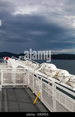 Rettungsinsel starten Rampen auf einer Fähre unter Gewitterwolken Stockfoto