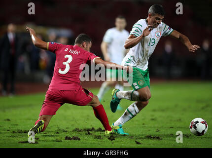 Republik Irland Jonathan Walters (rechts) und Serbiens Dusko Tosic kämpfen um den Ball während der 2018 FIFA World Cup Qualifikationsspiel, Gruppe D im Stadium Rajko Mitic, Belgrad. Stockfoto