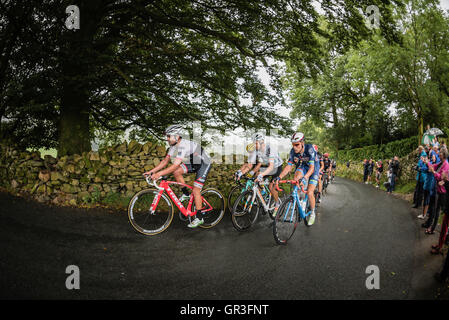 Fahrer, die den Kampf auf der zweiten Etappe der Tour of Britain 2016 Klettern Radrennen. Stockfoto