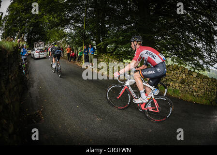 Fahrer, die den Kampf auf der zweiten Etappe der Tour of Britain 2016 Klettern Radrennen. Stockfoto