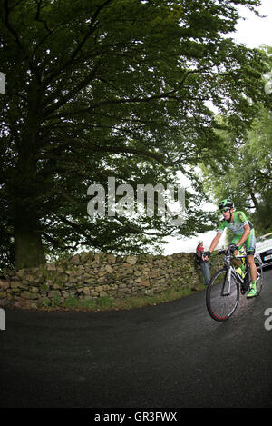 Fahrer, die den Kampf auf der zweiten Etappe der Tour of Britain 2016 Klettern Radrennen. Stockfoto