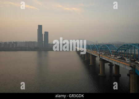 Abend auf Dongjak Brücke und N Seoul Tower über Han-Fluss (Hangang), Seoul, Südkorea Stockfoto