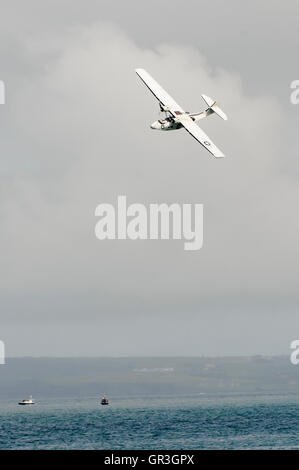 Eine Consolidated PBY Catalina, amerikanischen Flugboot Wasserflugzeug produziert von Consolidated Aircraft bereit, auf dem Meer zu landen. Stockfoto