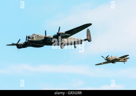 Einer von nur zwei fliegende Avro Lancaster-Bomber, PA474, begleitet von einem der vier fliegenden Spitfires Stockfoto