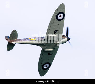 Unterseite einer Supermarine Spitfire aus dem 2. Weltkrieg fliegen overhead Stockfoto