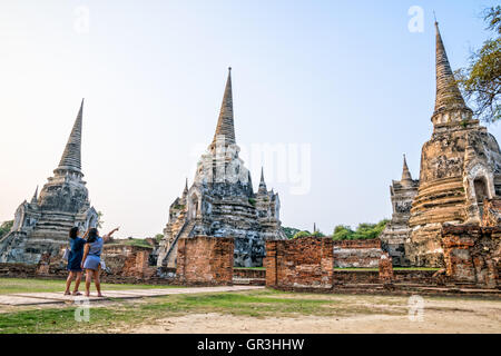 Touristen-Mutter und Tochter Fotografie antiken Ruinen und Pagode von berühmten Sehenswürdigkeiten Tempel Wat Phra Si Sanphet in Ayutthaya Stockfoto