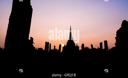 Silhouette für Hintergrund, alte Ruinen und Pagode von Wat Phra Si Sanphet alte Tempel Sehenswürdigkeiten während des Sonnenuntergangs Stockfoto