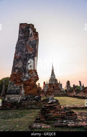 Ruinen und antike Architektur Pagode Wat Phra Si Sanphet alte Tempel Sehenswürdigkeiten während des Sonnenuntergangs in Ayutthaya, Thailand Stockfoto