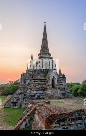 Ruinen und antike Architektur Pagode von Wat Phra Si Sanphet alte Tempel Sehenswürdigkeiten während des Sonnenuntergangs in Ayutthaya Thailand Stockfoto